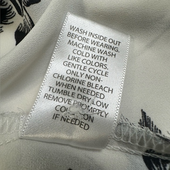 Candie's Casual Monochrome Floral Sleeveless Blouse - Picture 9 of 11